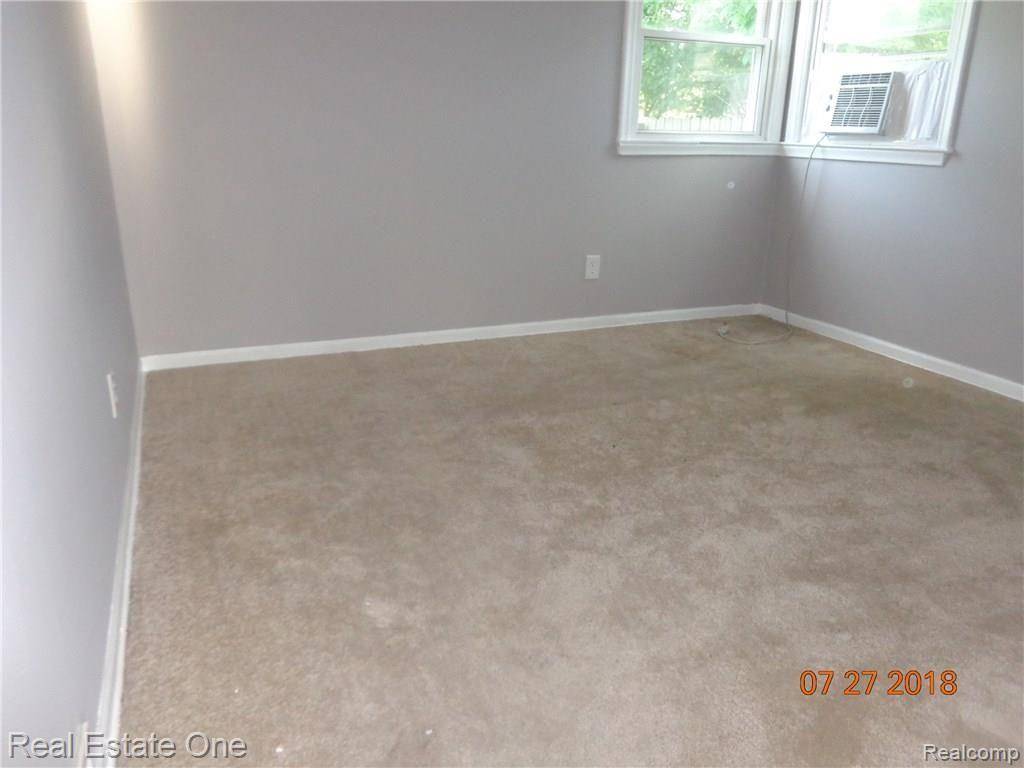 Dearborn Heights, MI 48127,5745 COLONIAL Street