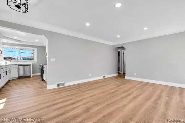 Oak Park, MI 48237,24281 KENOSHA Street