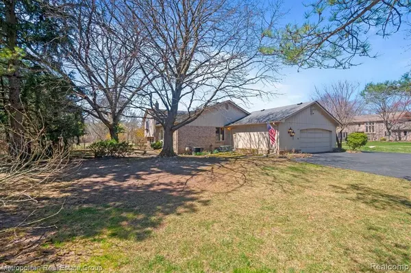 Farmington Hills, MI 48331,29607 HIGH VALLEY Road