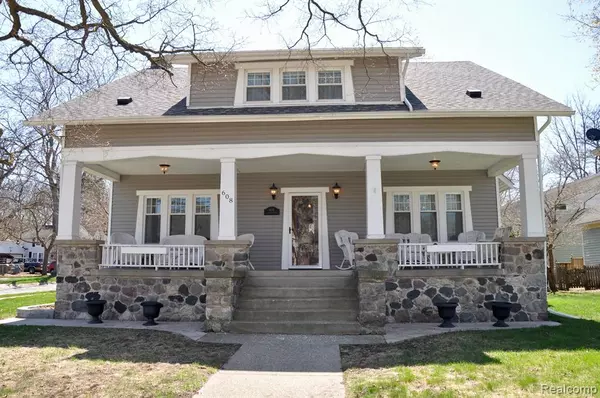 608 E MAPLE Street, Holly, MI 48442