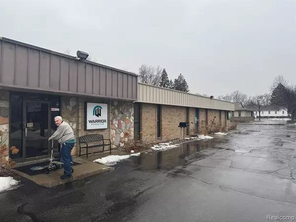 2709 PONTIAC LAKE Road, Waterford, MI 48328