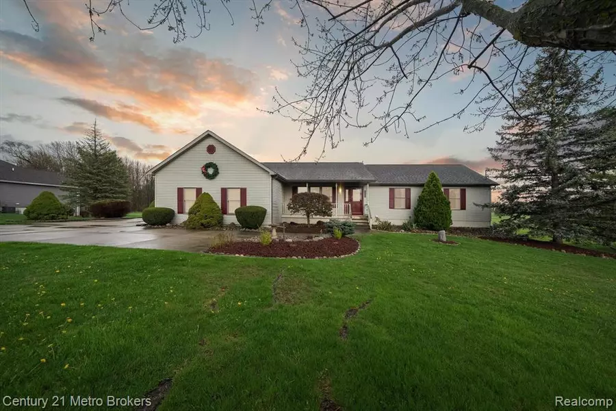 6452 E MAPLE Avenue, Grand Blanc, MI 48439