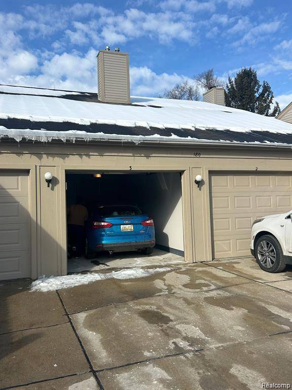 Waterford, MI 48327,180 PINE TREE RIDGE Drive