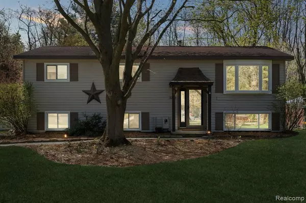 Rochester, MI 48306,3286 SPRING MEADOW Drive