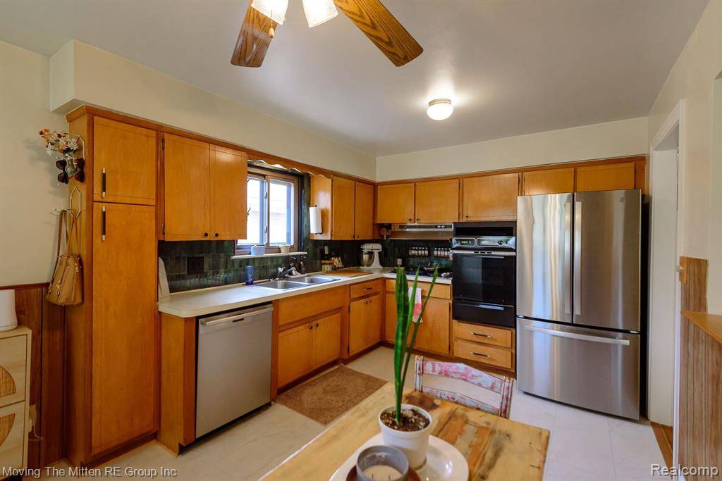 Dearborn Heights, MI 48127,6604 COLONIAL Street