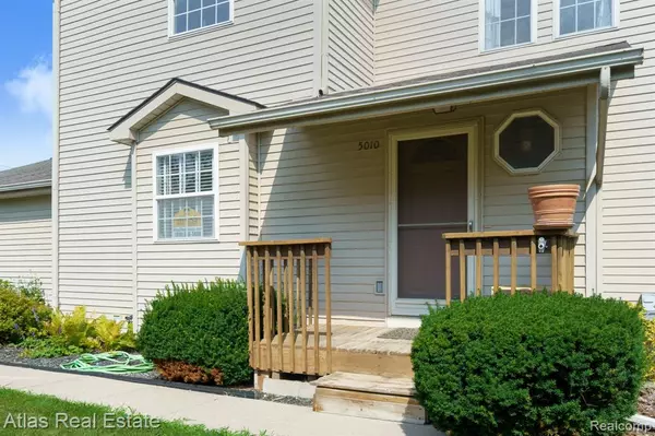 Waterford, MI 48329,5010 HARBOR OAK Drive
