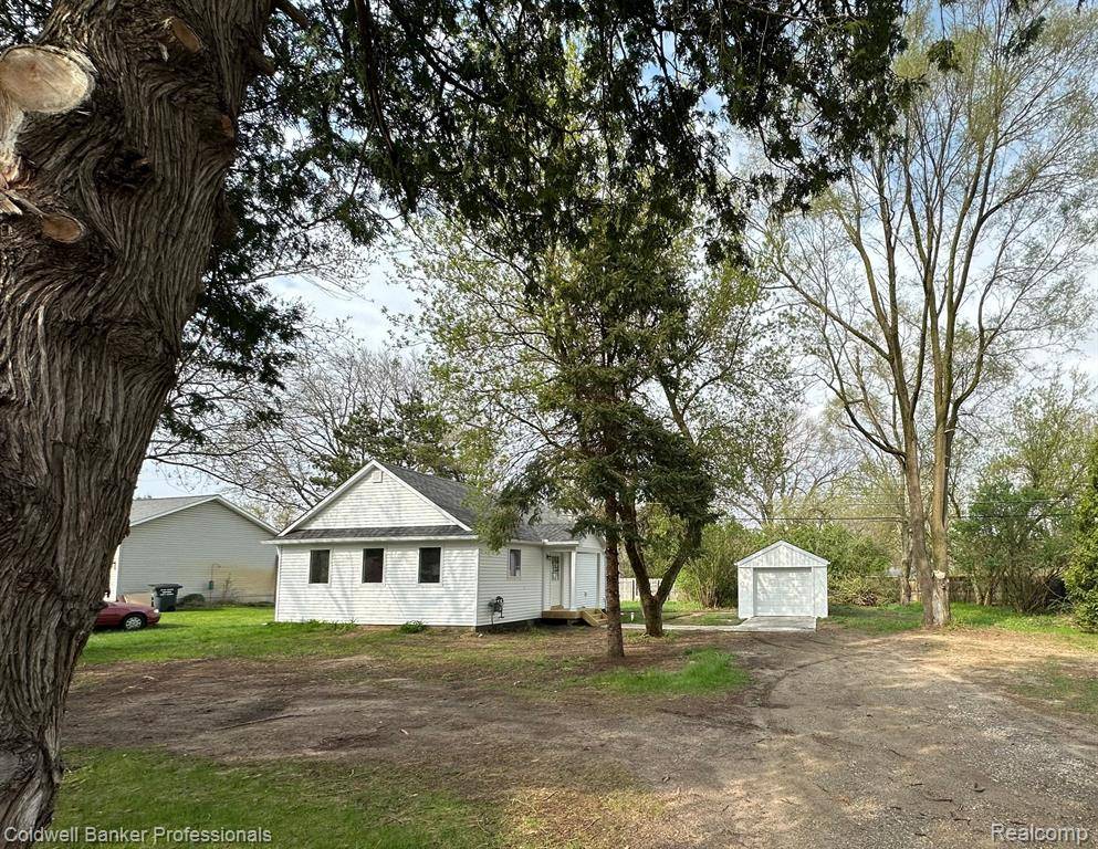 1052 ANGLE Road, Lapeer, MI 48446