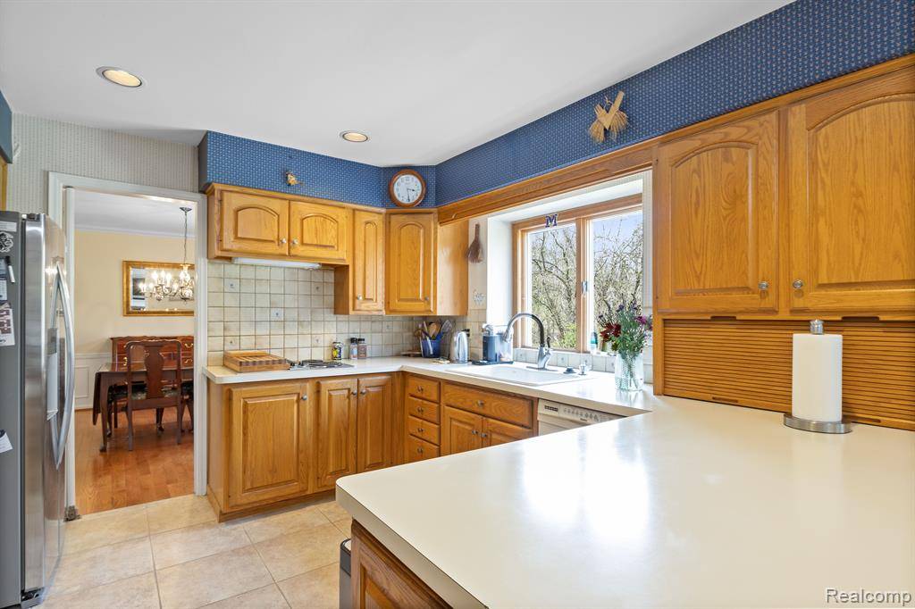 Bloomfield Hills, MI 48304,815 GREAT OAKS Drive