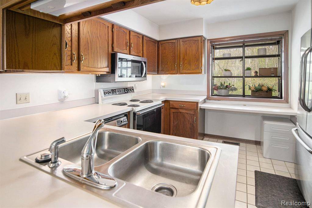 Flushing, MI 48433,578 OAKBROOK Circle