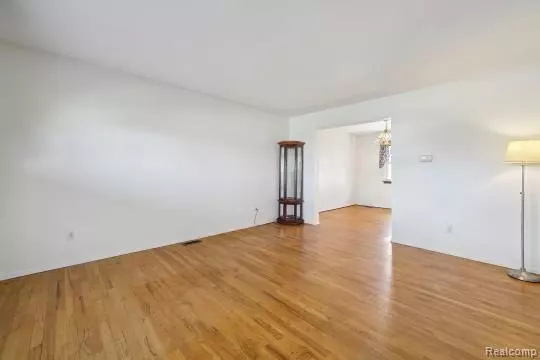 Sterling Heights, MI 48310,33843 RICHARD O
