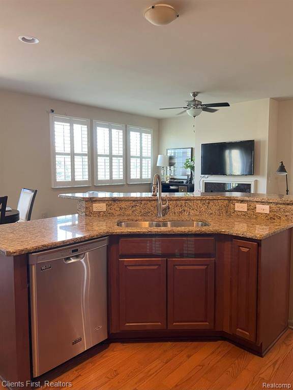 South Lyon, MI 48178,1082 PADDOCK Drive