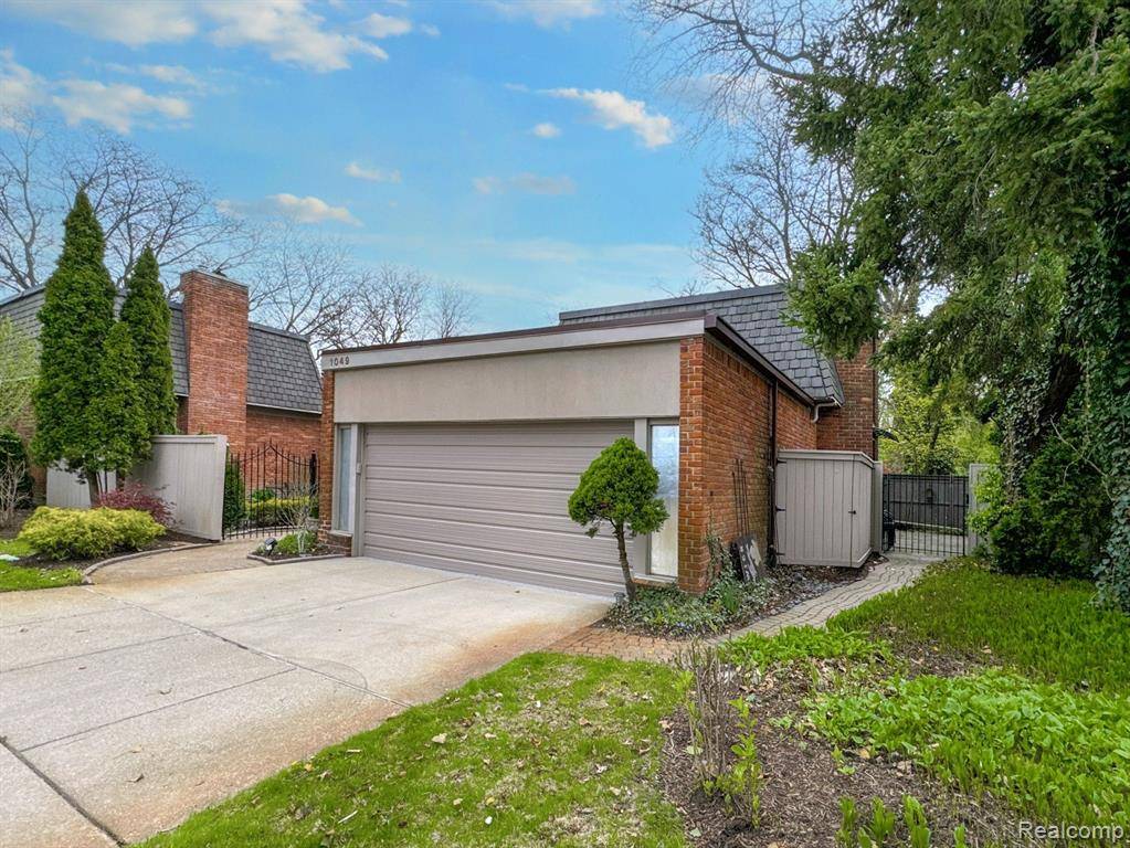 Bloomfield Hills, MI 48304,1049 STRATFORD Lane