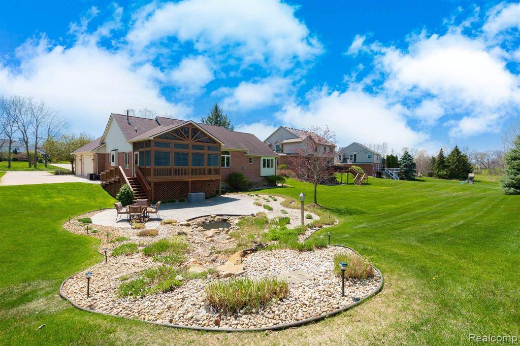 8911 GIOVANNI, Howell, MI 48855