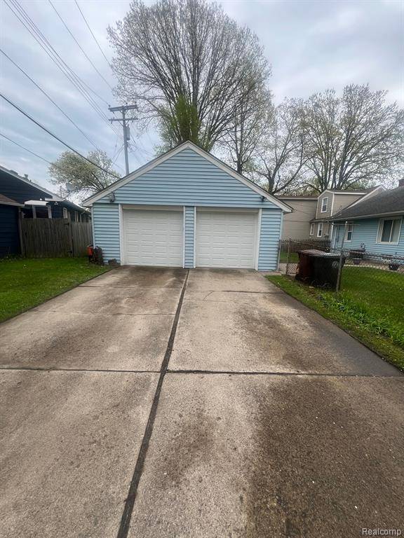 Grosse Pointe Woods, MI 48236,2238 ROSLYN Road