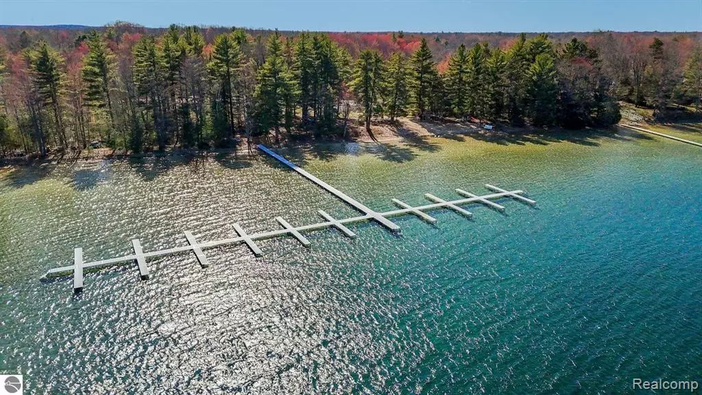 9086 N TOTTENHAM Drive, Traverse City, MI 49685