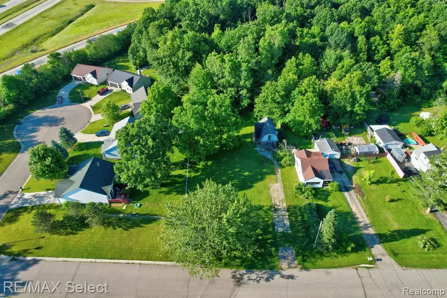 1226 HARDING Drive, Grand Blanc, MI 48507