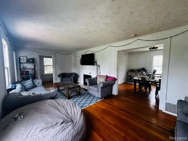 East Lansing, MI 48823,464 ROSEWOOD Avenue