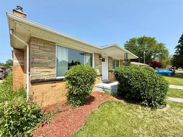 Dearborn Heights, MI 48127,7499 ROBINDALE Avenue