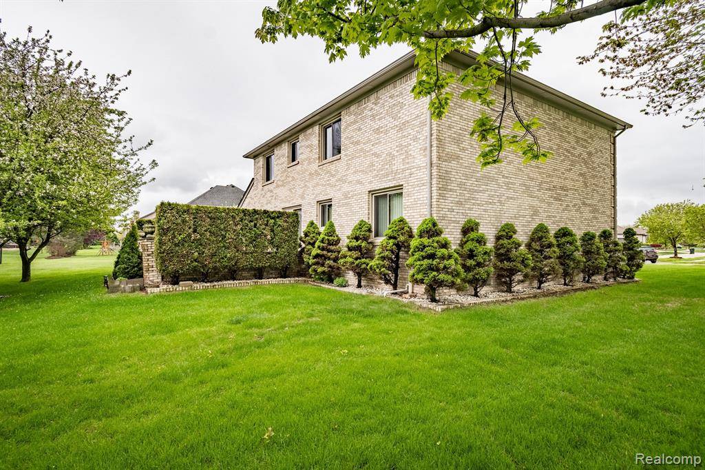 Shelby Twp, MI 48315,47630 ROBINS NEST Drive