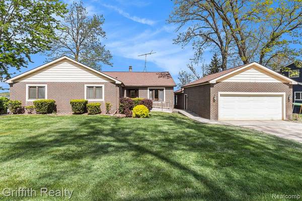8570 RIVERSIDE Drive, Brighton, MI 48116