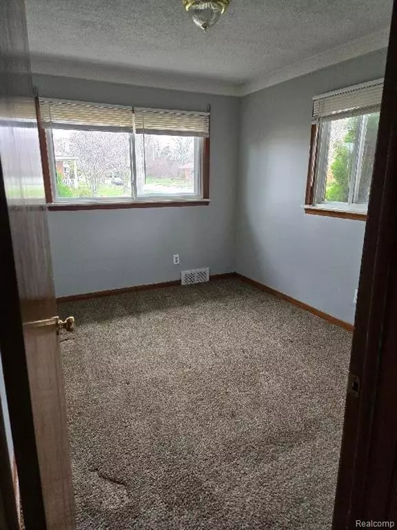 Eastpointe, MI 48021,19000 ROSETTA Avenue
