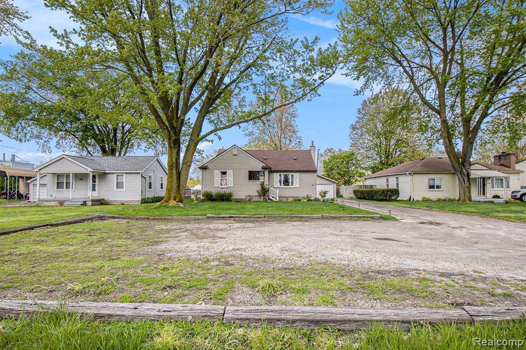 21128 HURON RIVER Drive, Rockwood, MI
