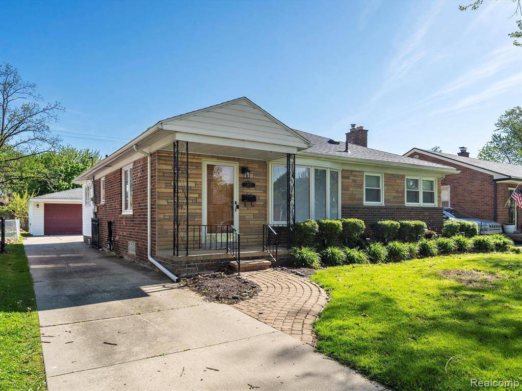Saint Clair Shores, MI 48080,22615 EDGEWOOD Street