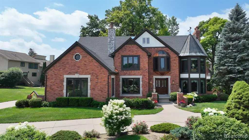 1947 MAPLEWOOD Avenue, Bloomfield Hills, MI 48302