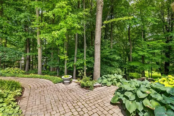 Clarkston, MI 48348,8661 DEERWOOD Road