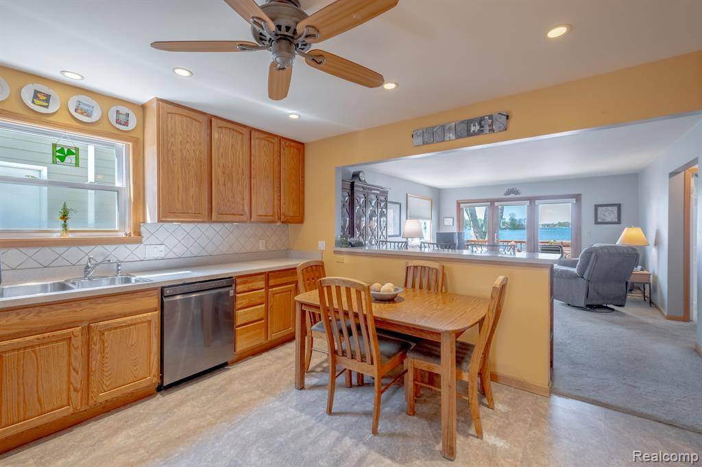 Fenton, MI 48430,2414 CRANEWOOD Drive