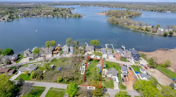 Fenton, MI 48430,2414 CRANEWOOD Drive