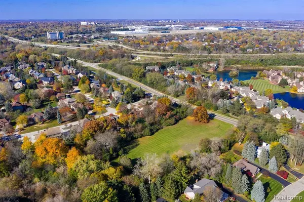 Bloomfield Hills, MI 48304,700 E SQUARE LAKE Road