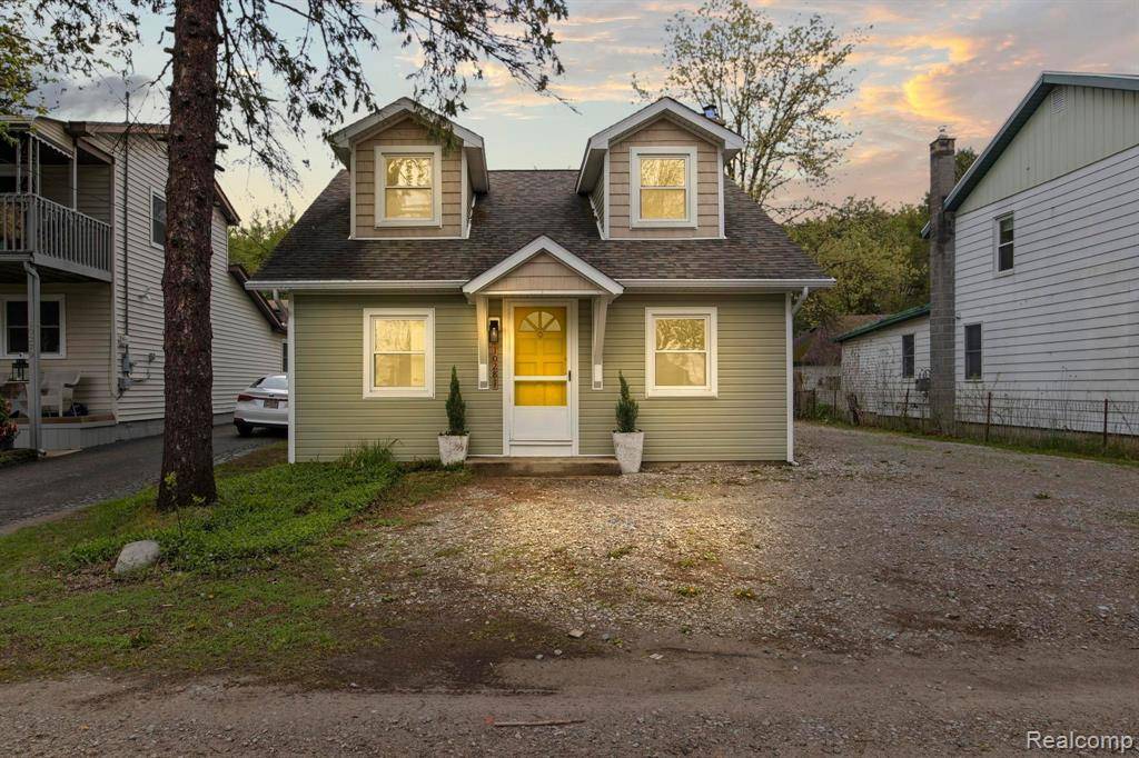10281 GROVE Drive, Whitmore Lake, MI 48189