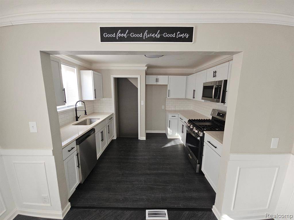 Harper Woods, MI 48225,20300 ELKHART Street