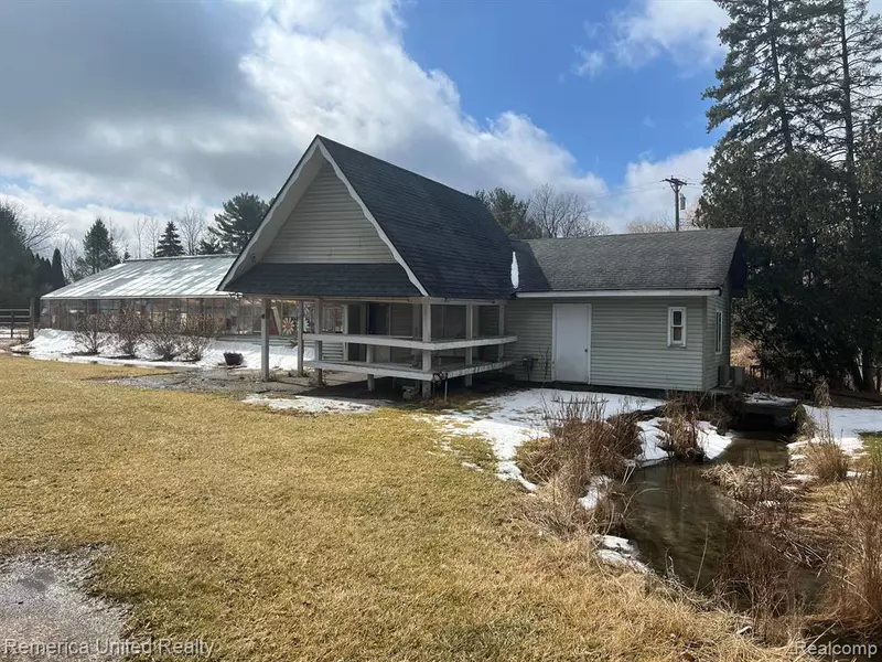8480 E MI STATE ROAD 36, Whitmore Lake, MI 48189