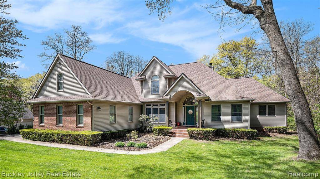 6858 CORRIGAN Drive, Brighton, MI 48116