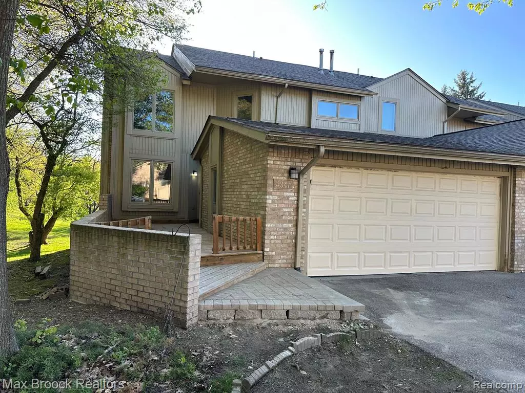 West Bloomfield, MI 48323,4347 FOXPOINTE Drive