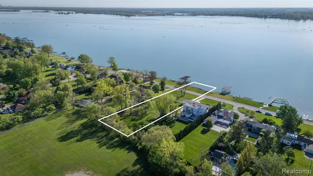 21604 E RIVER Road, Grosse Ile, MI 48138
