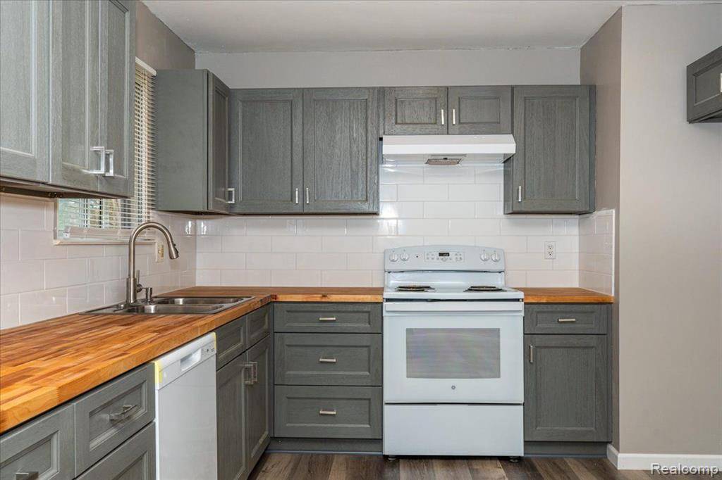Westland, MI 48186,35302 Glen
