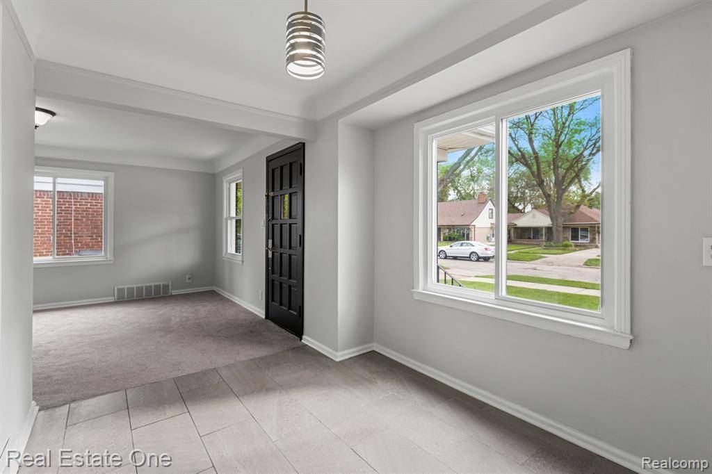 Dearborn Heights, MI 48127,7267 FENTON Street