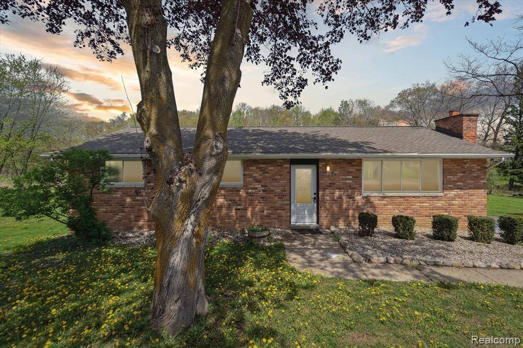 2024 PORTER Road, White Lake, MI 48383