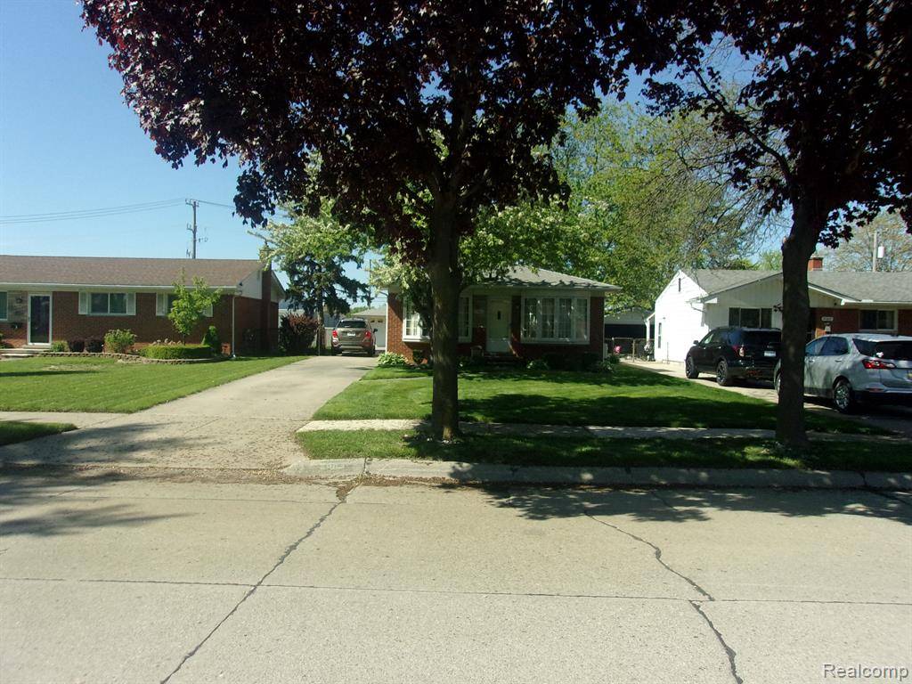 Saint Clair Shores, MI 48082,21613 HOFFMAN Street