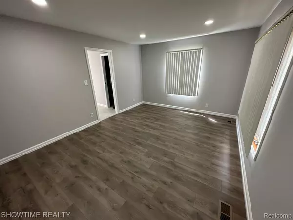 Southfield, MI 48033,27325 BYRON Street