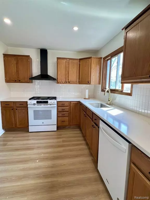 Madison Heights, MI 48071,29536 TAWAS Street