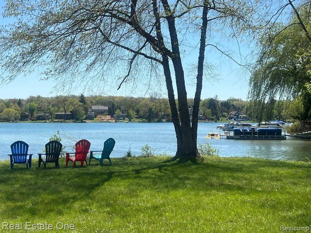 West Bloomfield, MI 48324,6305 N SHORE Court
