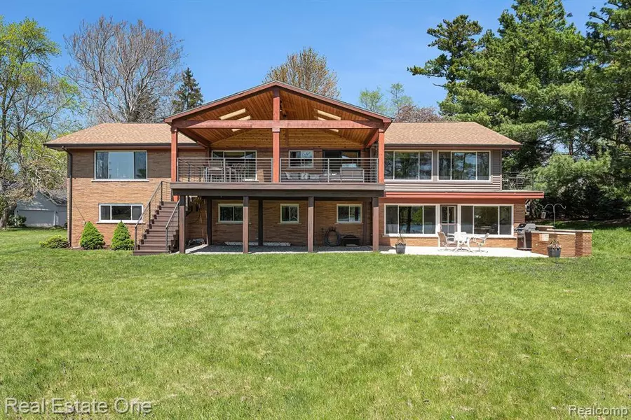 6305 N SHORE Court, West Bloomfield, MI 48324