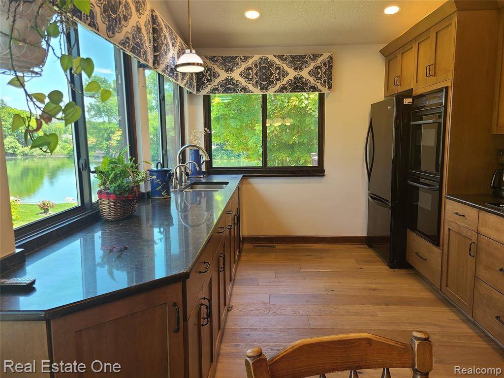 Commerce Twp, MI 48382,4976 LEDGEWOOD Drive