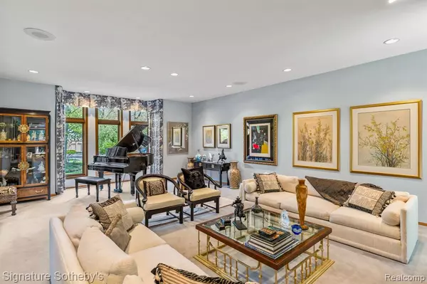 Bloomfield Hills, MI 48304,371 PINE RIDGE Drive