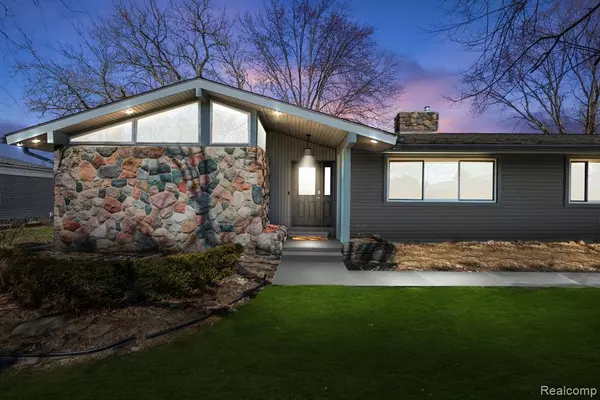 Clinton Twp, MI 48035,16615 WALCLIFF Drive