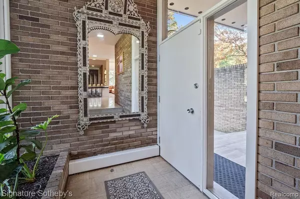 Bloomfield Hills, MI 48304,5280 BROOKDALE Road